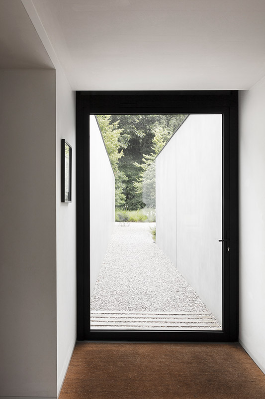 Moderne zwarte aluminium buitendeur in glas met zwarte kader